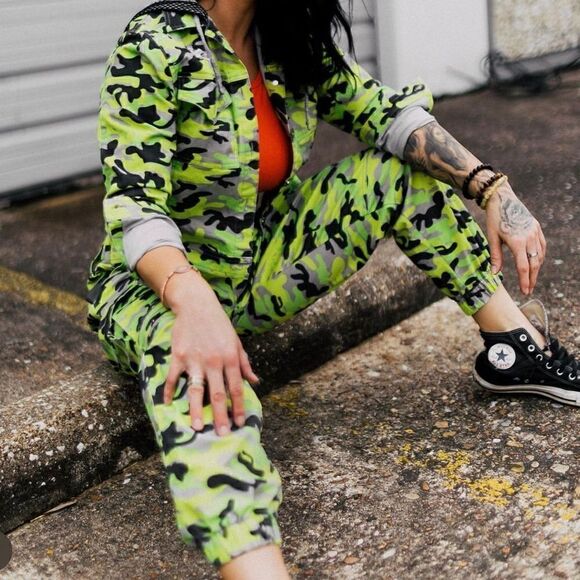 Celestial Bodiez NWT Cargo Cult Jacket in Hidden in Neon Camo Print Size Large - Picture 5 of 7